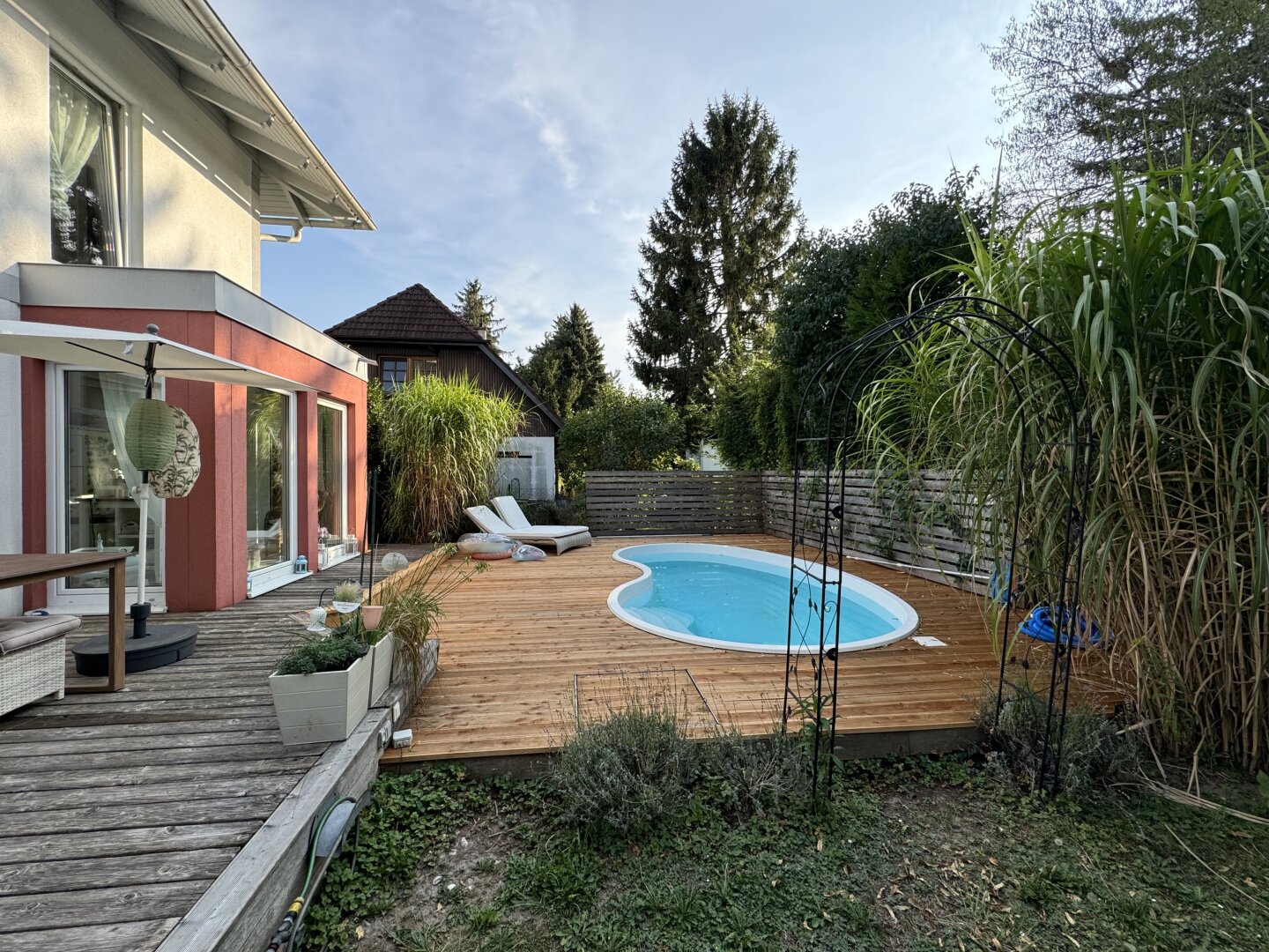 Doppeltes Wohnvergnügen: Zwei Einfamilienhäuser mit Garten, Pool & Sauna!